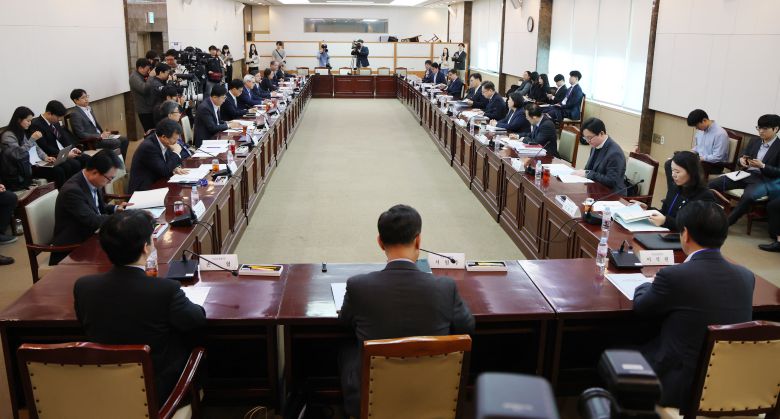 4월 17일 서울 광화문 정부서울청사에서 '2025년 제2차 국민연금 기금운용위원회'가 열리고 있다. / 뉴스1