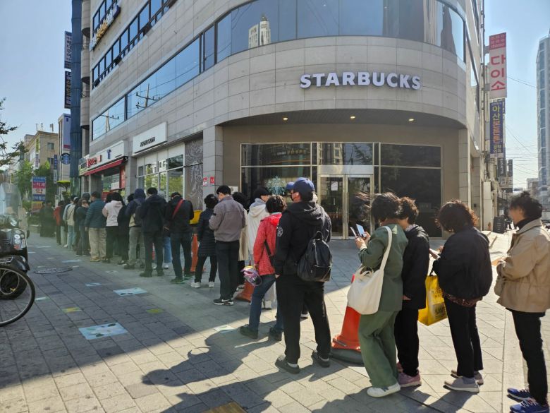 서울 동대문구 장안동 인근 티월드 매장에 유심을 교체하려는 이용자들이 줄을 서고 있다./윤예원 기자