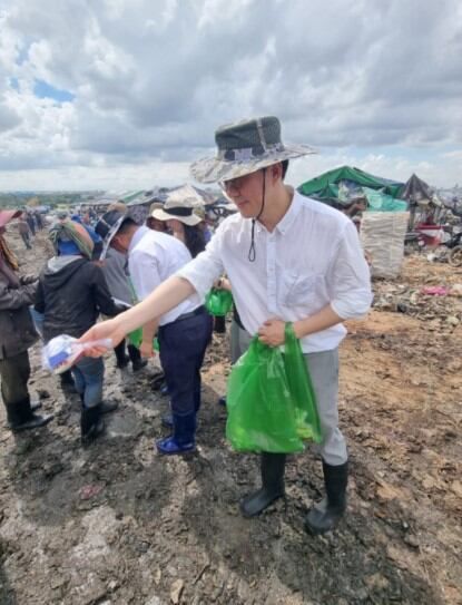 서울대 ESG사회혁신센터 소장인 김경민 교수가 캄보디아 당까오에서 지원활동을 벌이는 모습. /김경민 교수 제공