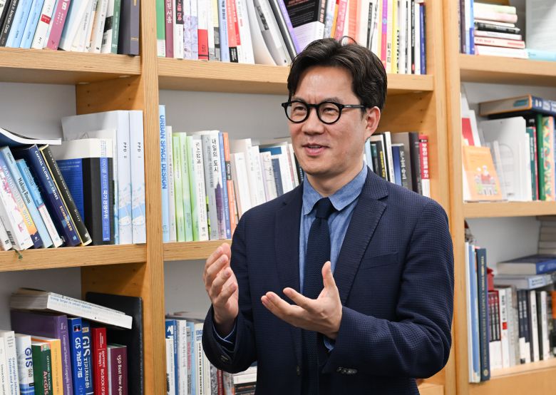 지난달 29일 오후 서울대학교 교수연구실에서 김경민 서울대 환경대학원 교수가 본지와 인터뷰하고 있다. / 고운호 기자