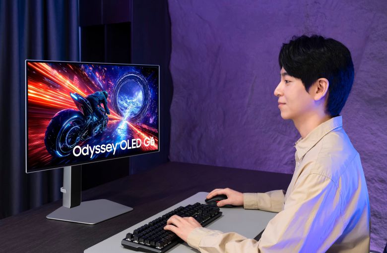 삼성전자 모델이 세계 최초 500Hz 초고주사율이 적용된 OLED 게이밍 모니터 ‘오디세이 OLED G6’ 신모델을 체험하고 있다. /삼성전자 제공