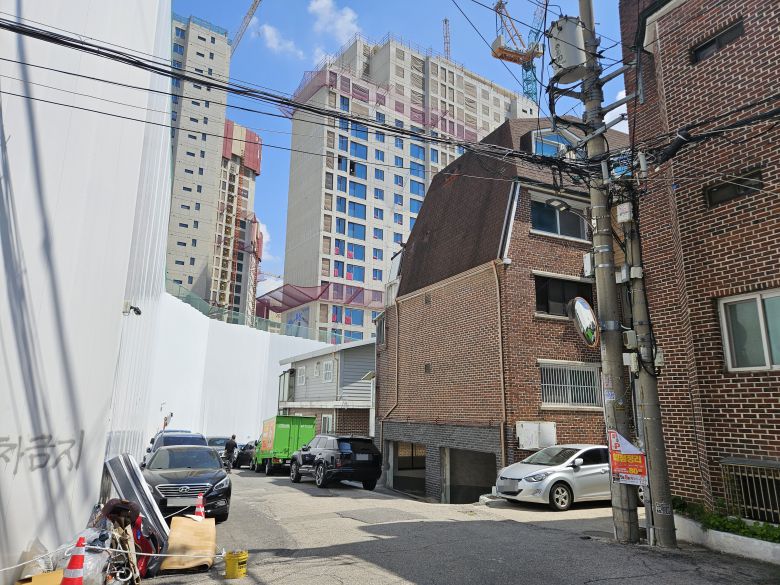 7일 오전 서울 은평구 대조동 ‘힐스테이트 메디알레’ 공사현장과 인접한 빌라 단지. /방재혁 기자