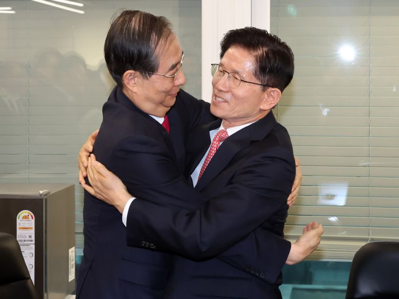 김문수 국민의힘 대선후보와 한덕수 전 국무총리가 11일 서울 여의도 국민의힘 대선후보 사무실에서 회동에 앞서, 포옹하고 있다. /뉴스1