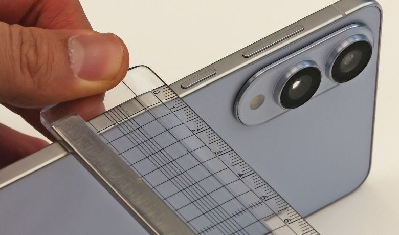 13일 오전 서울 삼성 강남에서 열린 갤럭시S25 엣지 미디어행사에서 제품이 공개되고 있다. 갤럭시 S25 엣지의 두께는 5.8㎜(기본모델 7.2㎜) 수준으로 역대 갤럭시 시리즈 중 가장 얇다. /뉴스1