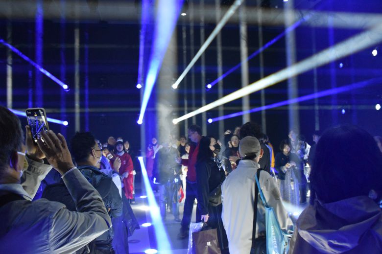 13일 '2025 오사카 엑스포' 한국관 제1관에서 관람객들이 전시를 즐기고 있다. 이곳엔 조명 132개, 스피커 41대, 우퍼 4대가 설치됐다. /코트라 제공