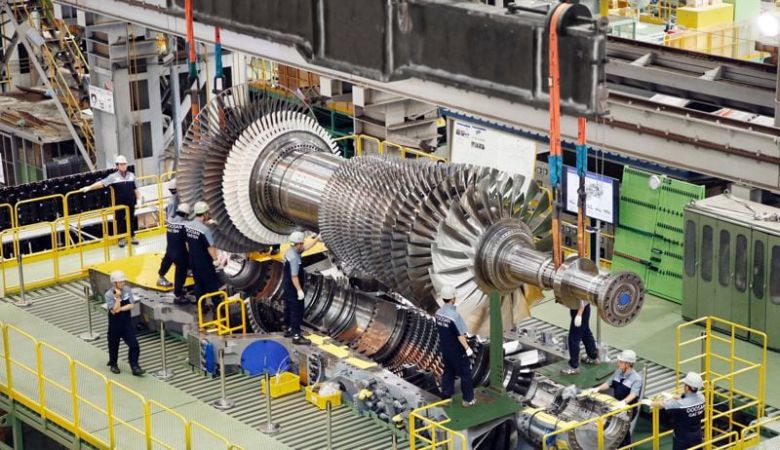 두산에너빌리티 공장에서 대형 발전용 가스터빈을 최종 조립하는 작업을 하고 있다. /두산에너빌리티 제공