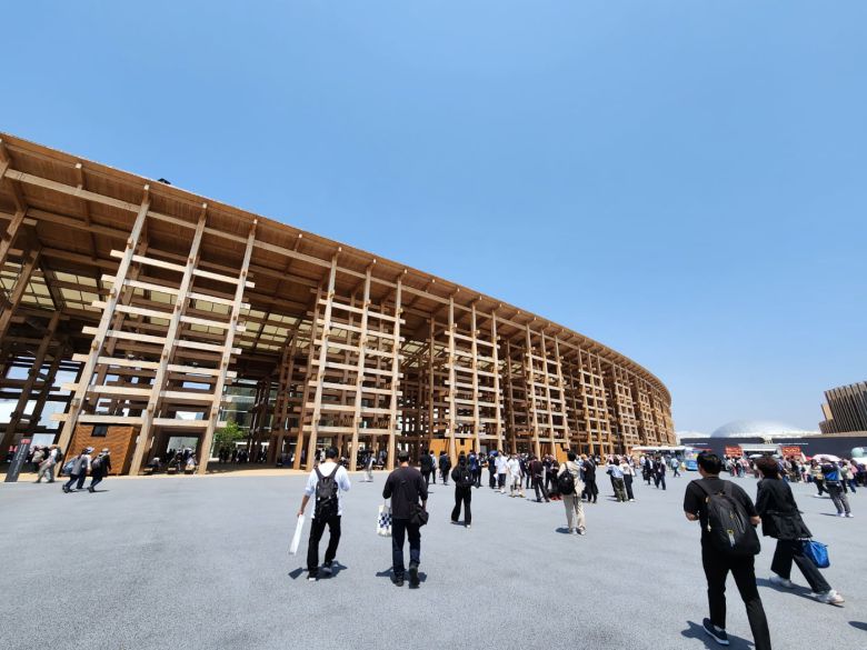 '2025 오사카 엑스포' 입구에 들어서면 세계 최대 목조 건축물인 그랜드링이 자리잡고 있다./이인아 기자