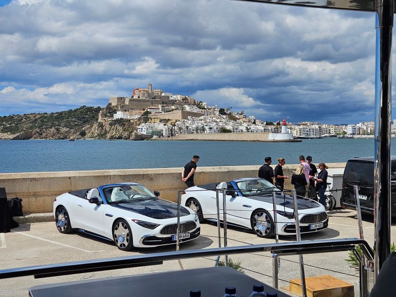 지난달 28일(현지 시각) 스페인 발레아레스 제도 이비사 섬. 메르세데스-벤츠 마이바흐 SL680 모노그램 차량들이 '마리나 보타폭' 항구에 서 있다. /권유정 기자