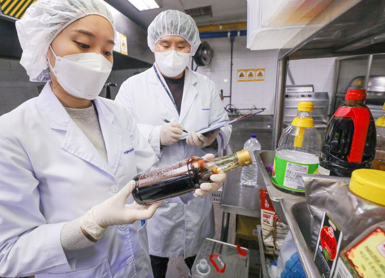 현대그린푸드는 여름철 식품위생 사고를 방지하기 위해 식품위생 특별관리를 강화한다고 18일 밝혔다./현대그린푸드 제공
