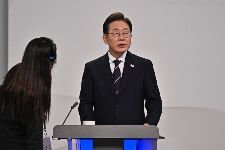 이재명 더불어민주당 대통령 후보가 18일 서울 마포구 SBS프리즘타워에서 중앙선거방송토론위원회 주관 제21대 대통령선거 후보자 토론회 준비를 하고 있다. /뉴스1