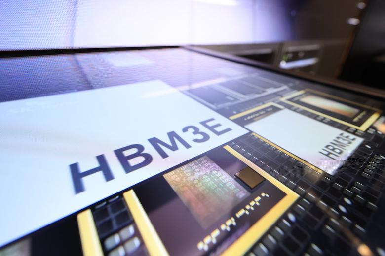 SK하이닉스가 올 1월 'CES 2025'에서 공개한 HBM3E 16단 제품./연합뉴스