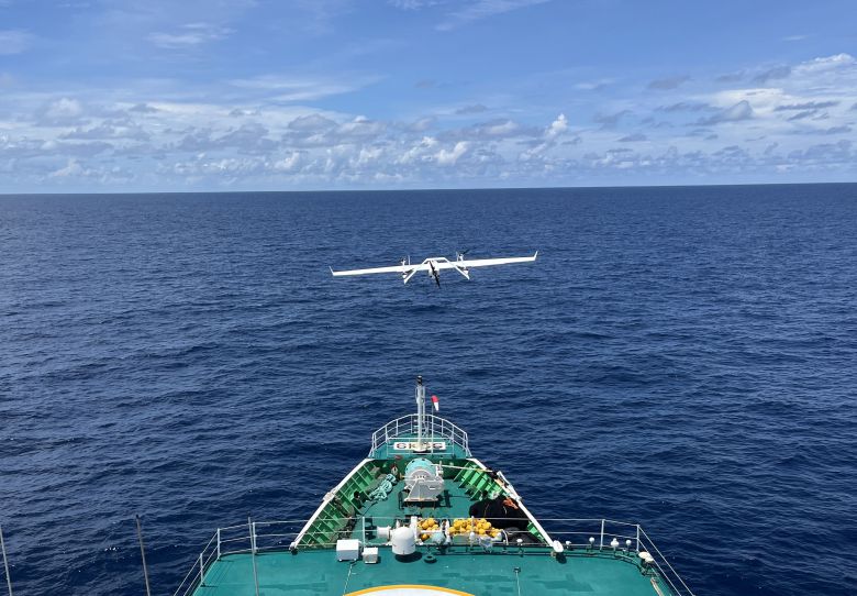 동원산업이 세계 최초로 개발한 어군 탐지 전용 드론이 참치 어군을 찾기 위해 비행하고 있다. /동원산업 제공