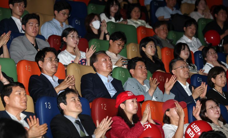 윤석열 전 대통령이 지난 21일 오전 서울 메가박스 동대문에서 영화 ‘부정선거, 신의 작품인가’ 관람 도중 계엄령 선포 장면이 나오자 박수 갈채를 받고 있다./뉴스1