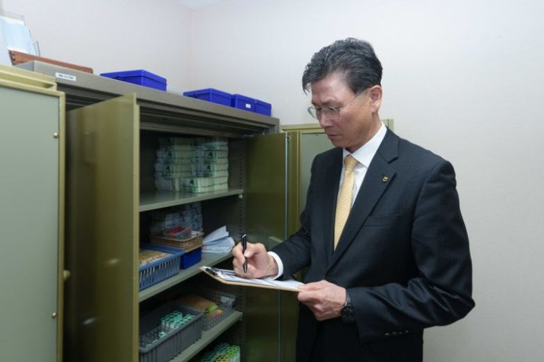 강태영 NH농협은행장이 지난 3월 26일 서울 중구 농협은행 광화문금융센터에서 시재금 검사를 하고 있다. /농협은행 제공