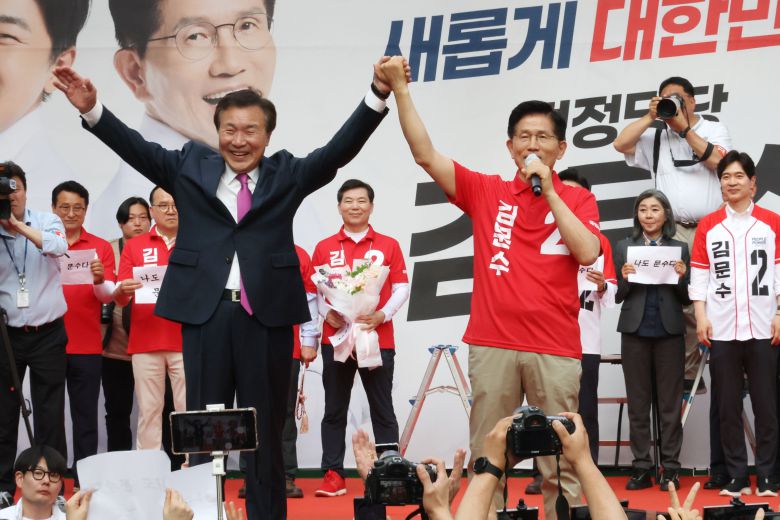 김문수 국민의힘 대통령 후보가 22일 오후 경기 광명시 철산동 철산로데오거리에서 가진 유세에서 손학규 전 바른미래당 대표와 함께 손을 들어 시민들에게 인사하고 있다. /뉴스1