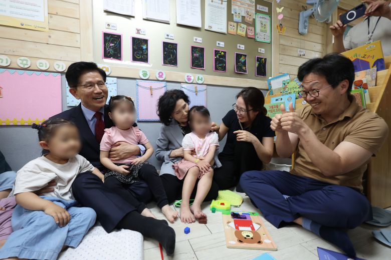 김문수 국민의힘 대통령 후보와 설난영 여사, 딸 김동주 씨, 사위가 22일 경기 광명시의 한 어린이집에서 아이들을 만나고 있다. /뉴스1