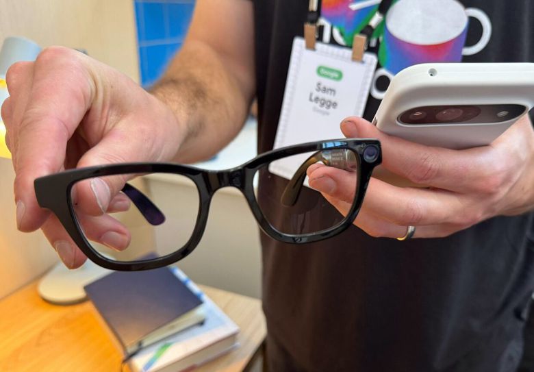 구글이 지난 20일 공개한 스마트 안경./연합뉴스