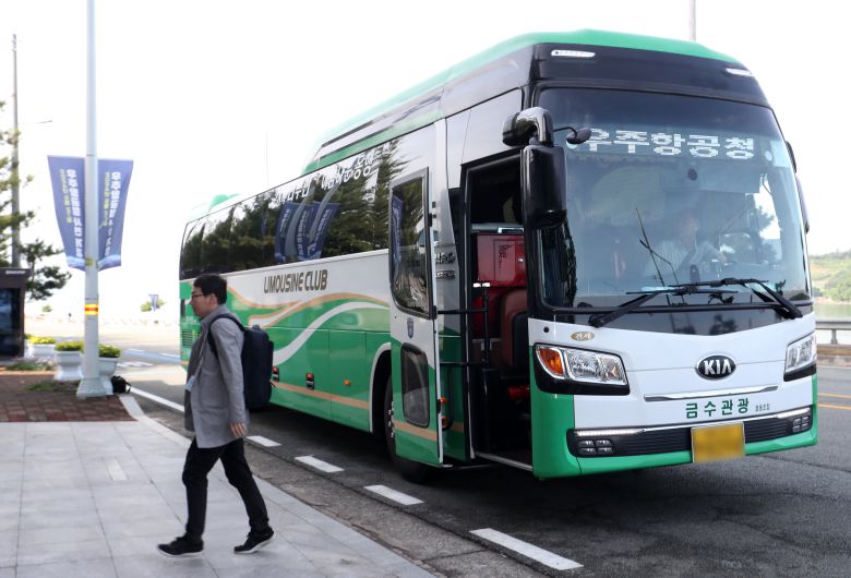 작년 5월 27일 오전 경남 사천시 사남면 우주항공청 임시청사로 직원들이 출근하고 있다./뉴스1