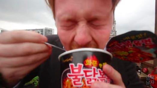 인기 유튜버 ‘영국남자’가 올린 불닭볶음면 먹방 도전 영상. /유튜브 '영국남자' 채널 화면 캡처