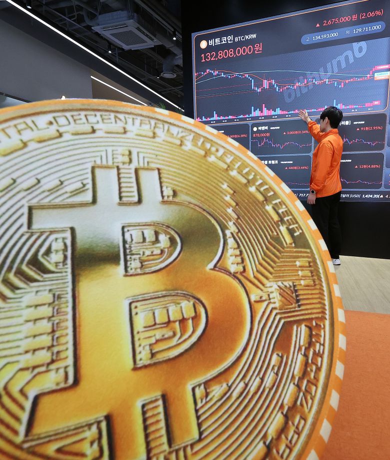 지난달 23일 서울 서초구 빗썸라운지 전광판에 비트코인 등 가상자산 시세가 표시되고 있다. /뉴스1