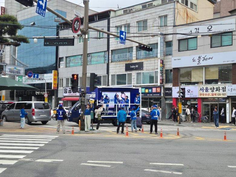 2025년 5월 25일 경북 영주의 한 사거리에서 이재명 더불어민주당 대선 후보 지원 유세 차량이 멈춰 있다. /박숙현 기자