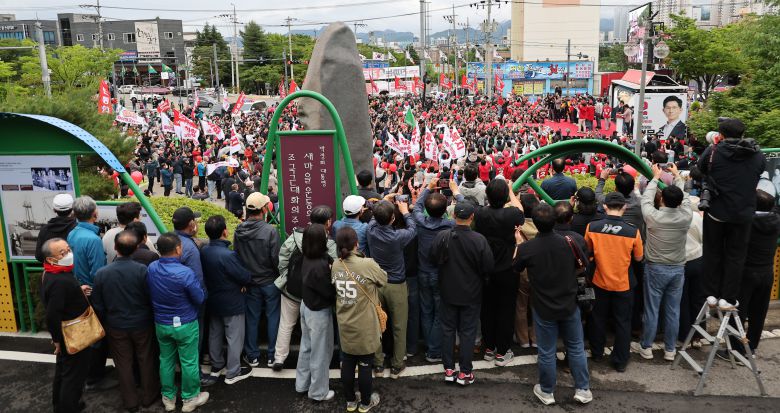 김문수 국민의힘 대통령 후보가 24일 경북 구미시 박정희 전 대통령 생가 인근에서 집중유세를 하고 있다. /뉴스1