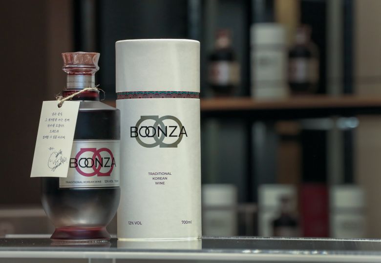 서울 신세계면세점 명동점에서 판매되는 가수 겸 미식가 최자가 만든 복분자 와인. /박성원 기자