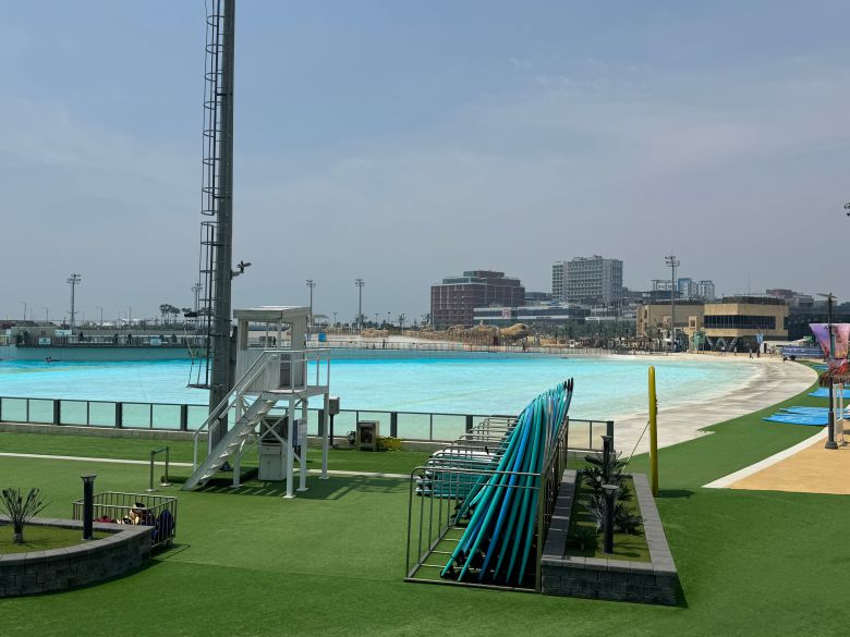 지난 26일 오후 1시 경기 시흥 정왕동에 자리한 인공서핑장 웨이브파크 전경. /사진=박지윤 기자