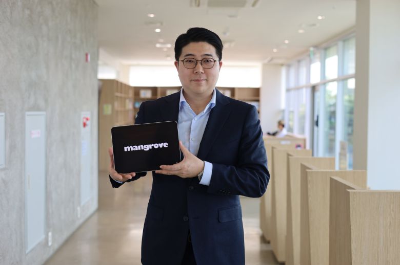 조강태 엠지알브이(MGRV) 대표이사가 20일 서울 동대문구 '맹그로브 신설'의 공용 부문을 소개하고 있다. /엠지알브이 제공