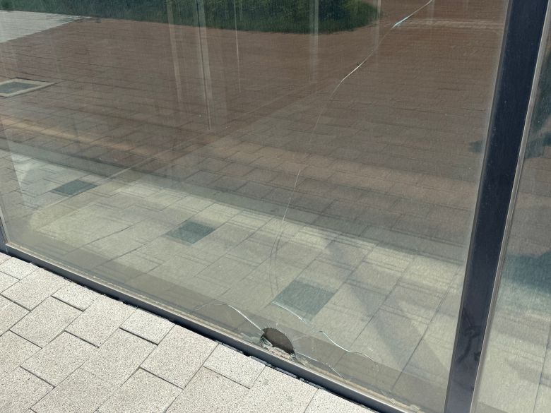 지난 26일 오후 3시 경기 시흥 정왕동 거북섬에 자리한 한 상가 건물의 1층 바깥 유리가 깨져 있다. /사진=박지윤 기자