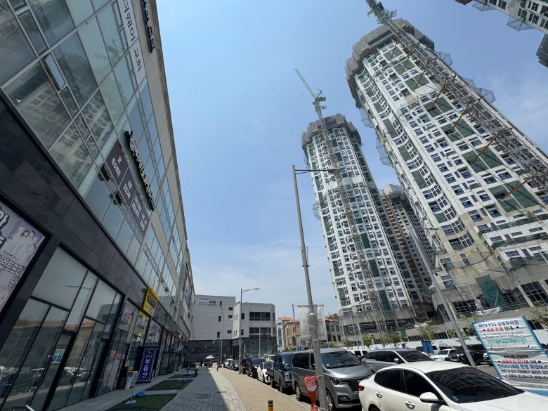 지난 26일 오후 2시 경기 시흥 정왕동 주상복합 단지 인근에 위치한 상가건물 전경. /사진=박지윤 기자