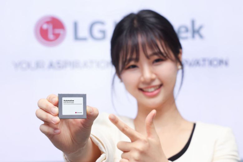 LG이노텍이 세계 최초로 5G 광대역 위성통신을 지원하는 차량용 '3세대 5G 통신모듈' 개발에 성공했다고 28일 밝혔다. LG이노텍 직원이 '3세대 5G 통신모듈'을 소개하고 있다. /LG이노텍 제공