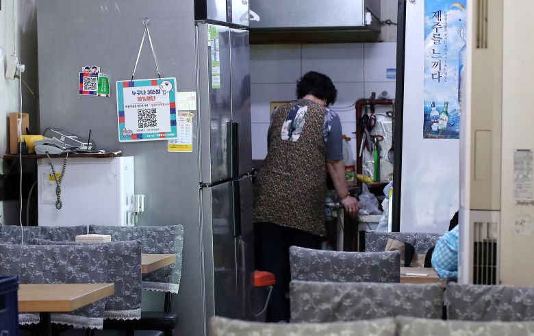 서울의 한 식당에서 소상공인이 장사를 준비하고 있다. /뉴스1