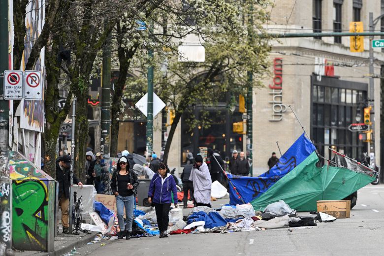 캐나다 밴쿠버 시의 직원들이 2023년 4월 5일 밴쿠버 다운타운 이스트사이드의 이스트 해스팅스 스트리트에 위치한 캠프에 거주하는 사람들의 임시 구조물과 텐트를 철거하고 있다. / 로이터