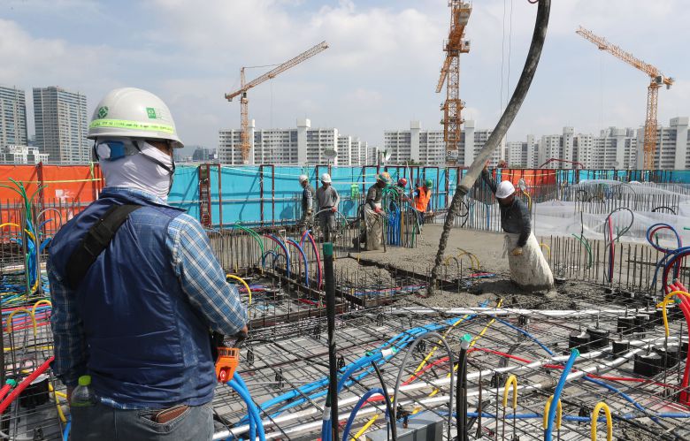 경기도의 한 아파트 건설 현장에서 공사 관계자들이 타설 작업을 하고 있다. /조선DB