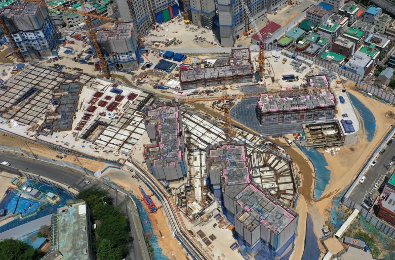 부산의 한 대단지 아파트 건설 현장. /조선DB