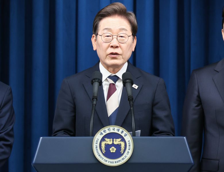 이재명 대통령이 지난 4일 서울 용산구 대통령실 청사 브리핑룸에서 국무총리와 국정원장, 대통령 비서실장 등 인선발표를 하고 있다. /뉴스1