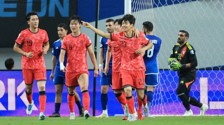 10일 오후 서울 마포구 상암동 서울월드컵경기장에서 열린 2026 국제축구연맹(FIFA) 북중미 월드컵 아시아 3차 예선 B조 10차전 대한민국과 쿠웨이트의 경기, 대한민국 전진우(23번)가 선취골을 성공 후 동료들과 기쁨을 나누고 있다. /뉴스1