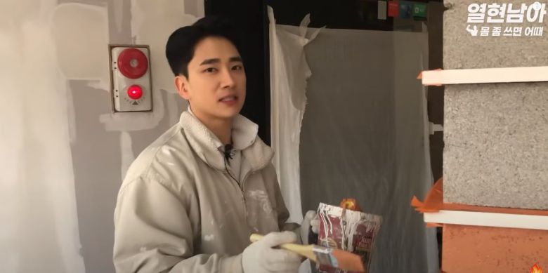 아이돌 그룹 BTL(비티엘)에서 ‘엘렌’으로 활동했던 오지민(30)씨가 유튜브 채널 ‘열현남아’에 출연해 페인트공으로 일하는 모습을 소개하고 있다. /유튜브 ‘열현남아’