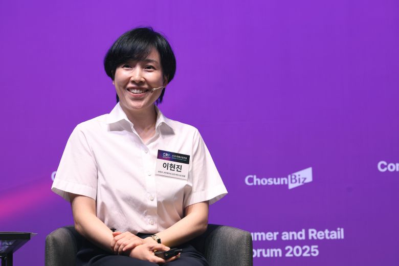 이현진 유튜브 크리에이터·쇼핑 파트너십 총괄이 11일 서울 중구 웨스틴조선호텔에서 열린 ’2025 조선비즈 유통산업포럼’에서  '유튜브 쇼핑과 비디오 커머스의 확장'이라는 주제로 대담을 진행했다./조선비즈