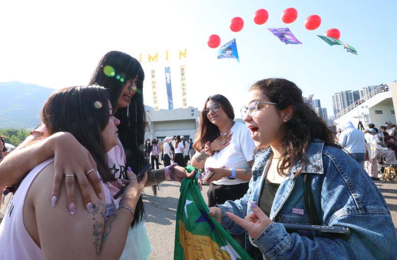 11일 오전 경기 연천군 연천공설운동장에서 전역을 마친 방탄소년단(BTS)의 지민과 정국을 본 브라질 아미(방탄소년단 팬덤명)들이 감격에 겨워 눈물을 흘리며 기쁨을 표현하고 있다. /뉴스1