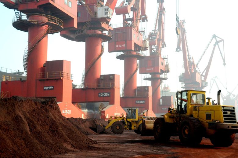 FILE PHOTO: Workers transport soil containing rare earth elements for export at a port in Lianyungang, Jiangsu province, China October 31, 2010. Picture taken October 31, 2010. REUTERS/Stringer  ATTENTION EDITORS - THIS IMAGE WAS PROVIDED BY A THIRD PARTY. CHINA OUT/File Photo/2025-06-09 14:04:34/<저작권자 ⓒ 1980-2025 ㈜연합뉴스. 무단 전재 재배포 금지, AI 학습 및 활용 금지>