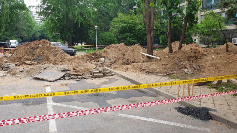 13일 오후 서울 강남구 대치동 은마아파트에서 땅을 파던 작업자 2명이 매몰되는 사고가 발생했다. 사진은 사고 현장. /유병훈 기자