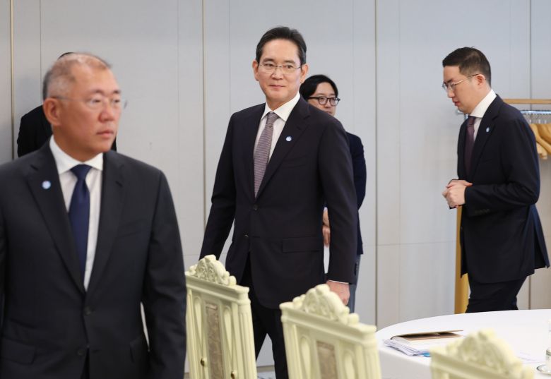 정의선 현대차 그룹 회장(왼쪽부터), 이재용 삼성전자 회장, 구광모 LG 그룹 회장이 13일 서울 용산 대통령실에서 이재명 대통령 주재로 열린 6경제단체·기업인 간담회에 참석하고 있다.[대통령실통신사진기자단]/연합뉴스