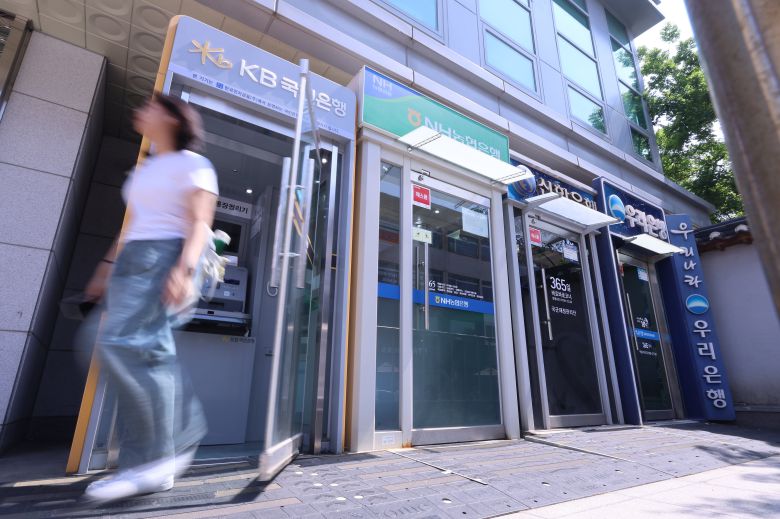 서울 시내 현금자동입출금기(ATM). /연합뉴스