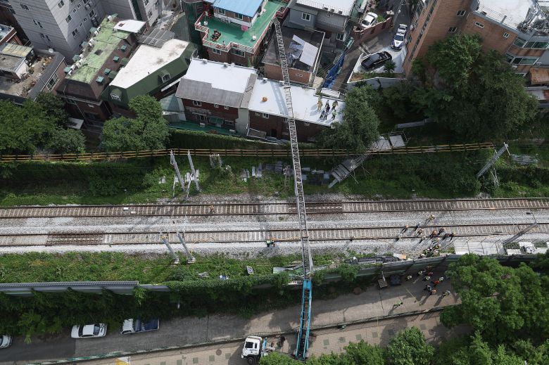 13일 서울 서대문구 경의중앙선 가좌역∼신촌역 구간 선로 위로 사다리차가 넘어져 있다. 이 사고로 전기공급 장애가 발생, 열차 운행이 지연되고 있다. /연합뉴스