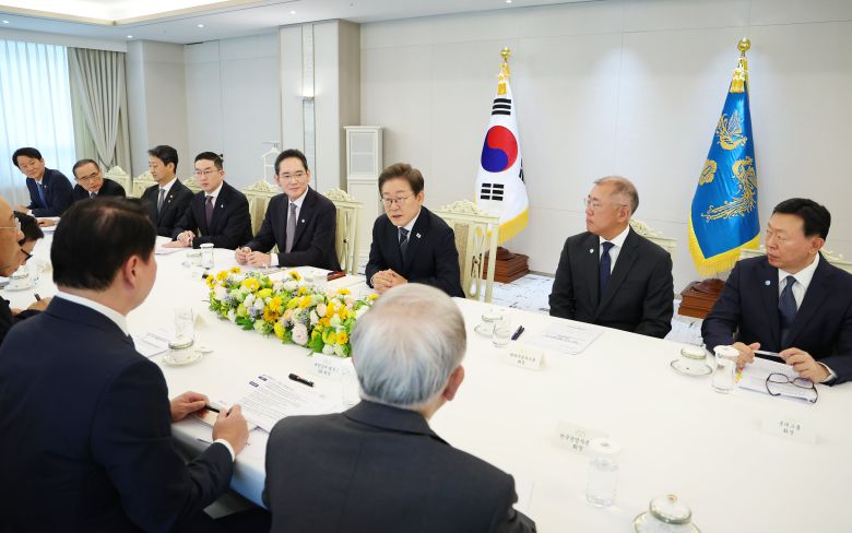 이재명 대통령이 13일 서울 용산 대통령실에서 6경제단체·기업인 간담회를 하고 있다.[대통령실통신사진기자단]/연합뉴스