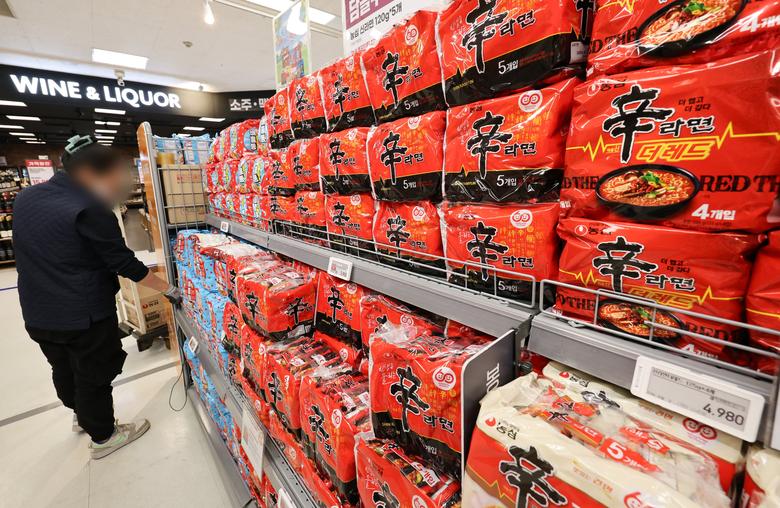 서울 시내 한 대형마트에 진열된 농심의 신라면. /뉴스1