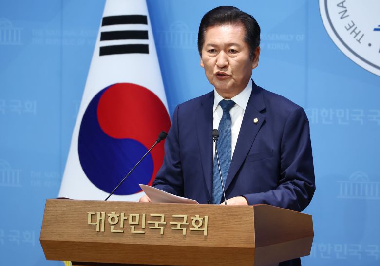 정청래 더불어민주당 의원이 15일 오후 서울 여의도 국회 소통관에서 당대표 출마 선언 기자회견을 하고 있다. /뉴스1