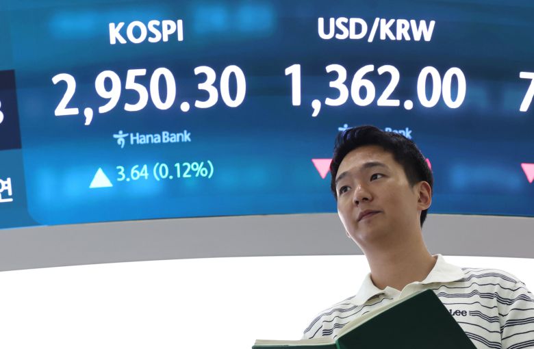 17일 서울 중구 하나은행 딜링룸에서 한 딜러가 자료를 살피고 있다. /연합뉴스